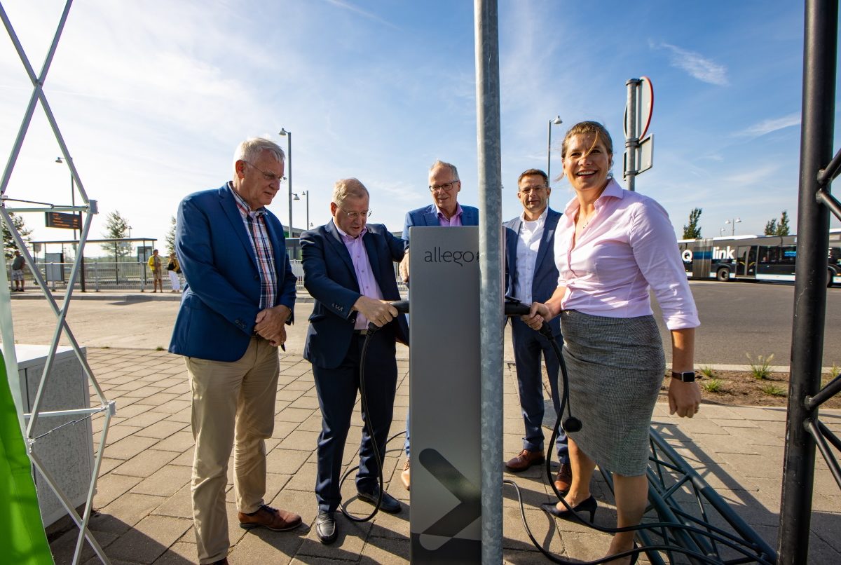 Bestuurders onthullen samen met de wethouders Henk Lammers (gemeente Tynaarlo) en Philip Broeksma (gemeente Groningen) en Harold Langenberg van Allego officieel de eerste nieuwe laadpaal op duurzame energie, op P+R Hoogkerk.